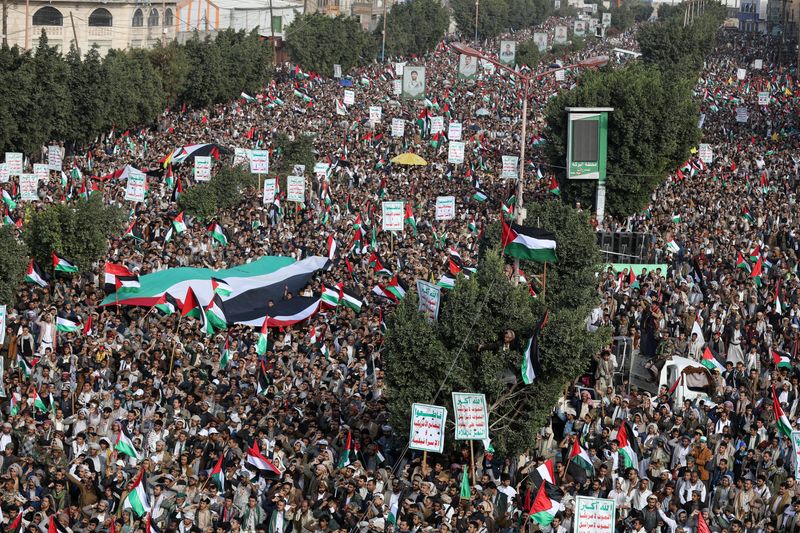 &copy; Reuters. Manifestação em defesa dos palestinos de Gaza, em Sanaã, capital do Iêmen
18/10/2023
REUTERS/Khaled Abdullah