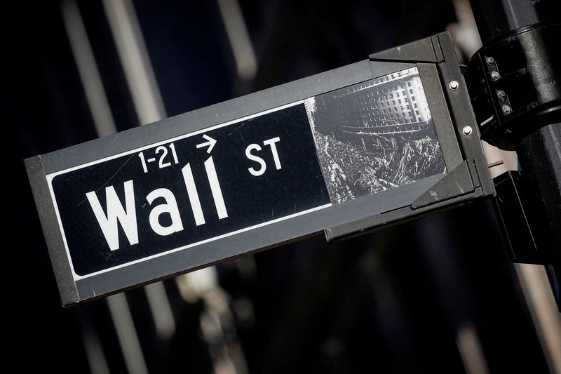&copy; Reuters. Un panneau de Wall Street est vu dans le quartier financier de New York, aux États-Unis./Photo d'archives/REUTERS/Brendan McDermid/
