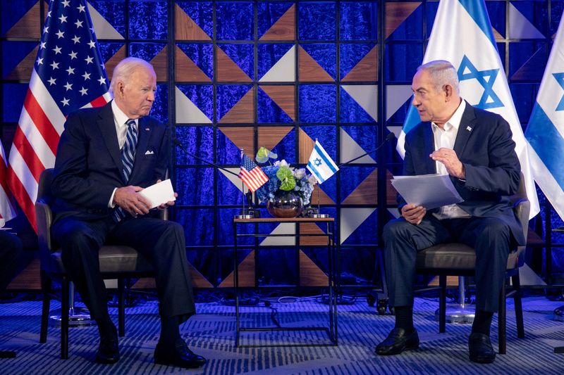 © Reuters. U.S. President Joe Biden, left, meets with Israeli Prime Minister Benjamin Netanyahu, right, to discuss the ongoing conflict between Israel and Hamas, in Tel Aviv, Israel, Wednesday, Oct. 18, 2023. Miriam Alster/Pool via REUTERS