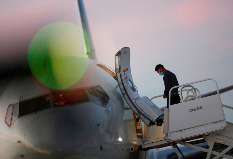 &copy; Reuters. Un inmigrante venezolano sube a un vuelo de repatriación de Estados Unidos para ser devuelto a su país según las nuevas disposiciones del Gobierno en Washington.  Harlingen, Texas, U.S. October 18, 2023. REUTERS/Daniel Becerril