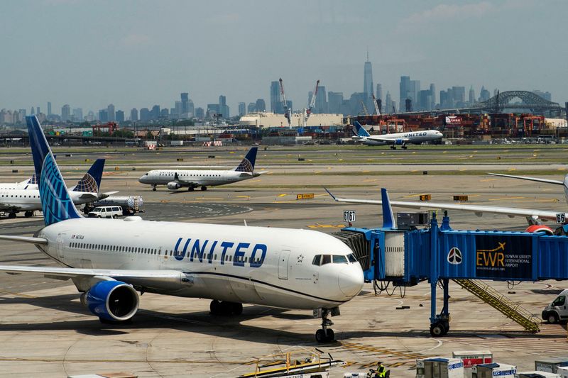 &copy; Reuters. FILE PHOTO: The One World trace Center and the New York skyline are seen while United Airlines planes use the tarmac at Newark Liberty International Airport in Newark, New Jersey, U.S., May 12, 2023. REUTERS/Eduardo Munoz/File Photo