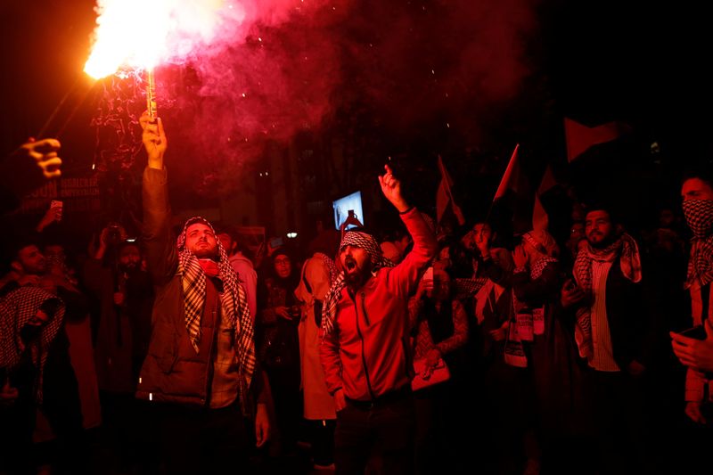 &copy; Reuters. Pro-Palestinian demonstrators light flares during a protest near the Israeli Consulate as the conflict between Israel and Hamas continues, in Istanbul, Turkey October 18, 2023. REUTERS/Dilara Senkaya