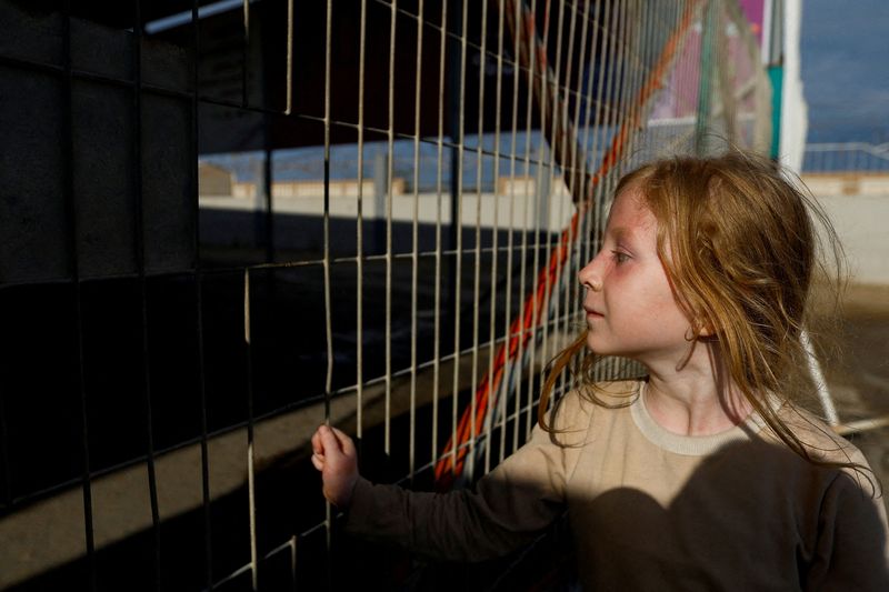 &copy; Reuters. Una niña palestina con doble nacionalidad espera fuera del cruce fronterizo de Rafah en Egipto para obtener permiso con el fin de salir de Gaza.  Octubre 17, 2023. REUTERS/Ibraheem Abu Mustafa     