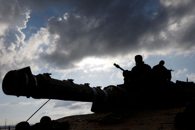 &copy; Reuters. صورة ظلية لجنود إسرائيليين وهم يجلسون على دبابة إسرائيلية بالقرب من حدود إسرائيل مع قطاع غزة في جنوب إسرائيل يوم 15 أكتوبر تشرين الأول 2023. تص