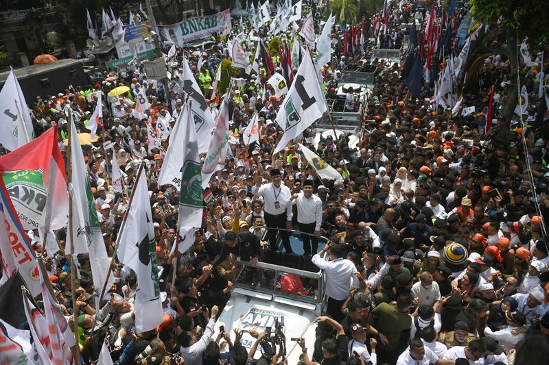 © Reuters. Anies Baswedan, former Jakarta Governor who will run as the presidential candidate for next year's presidential election and his running mate Muhaimin Iskandar, who is the chairman of National Awakening Party (PKB), wave as they arrive at the election commission to register themselves, in Jakarta, Indonesia, October 19, 2023, in this photo taken by Antara Foto. Antara Foto/Aditya Pradana Putra/ via REUTERS