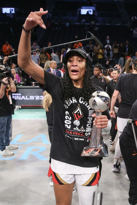 &copy; Reuters. أجا ويلسون لاعبة لاس فيجاس إيسيز تحتفل بعد الفوز بمباراة أمام نيويورك ليبرتي في دوري كرة السلة الأمريكي للمحترفات في بروكلين يوم الأربعاء. 