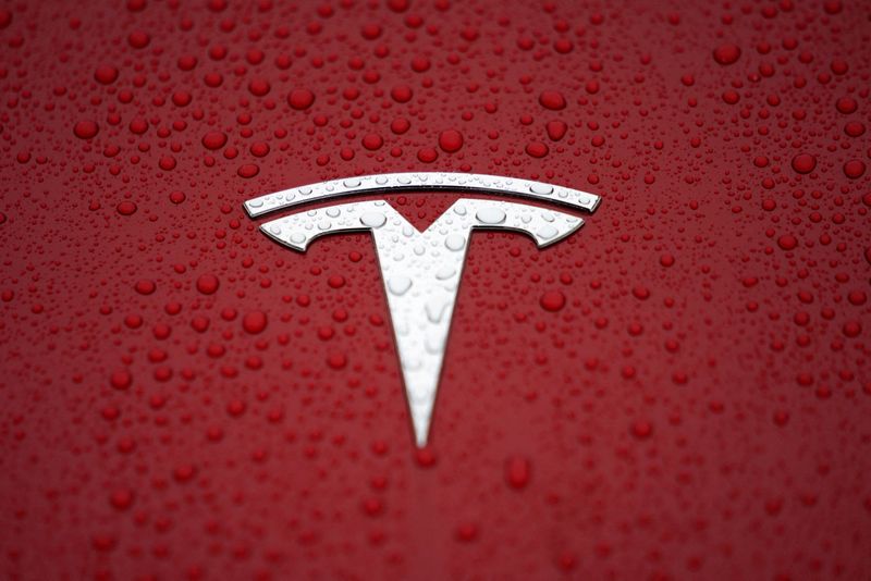 &copy; Reuters. Un logo Tesla lors d'une cérémonie d'inauguration de la Gigafactory Tesla à Shanghai. /Photo prise le 7 janvier 2019/REUTERS/Aly Song