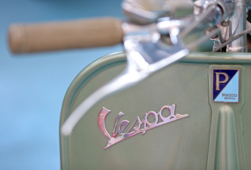 &copy; Reuters. Il primo modello di scooter Vespa 125 viene visto al Museo Piaggio durante le celebrazioni per il 50° anniversario di Vespa Primavera, a Pontedera, Italia, il 19 aprile 2018. REUTERS/Alessandro Bianchi