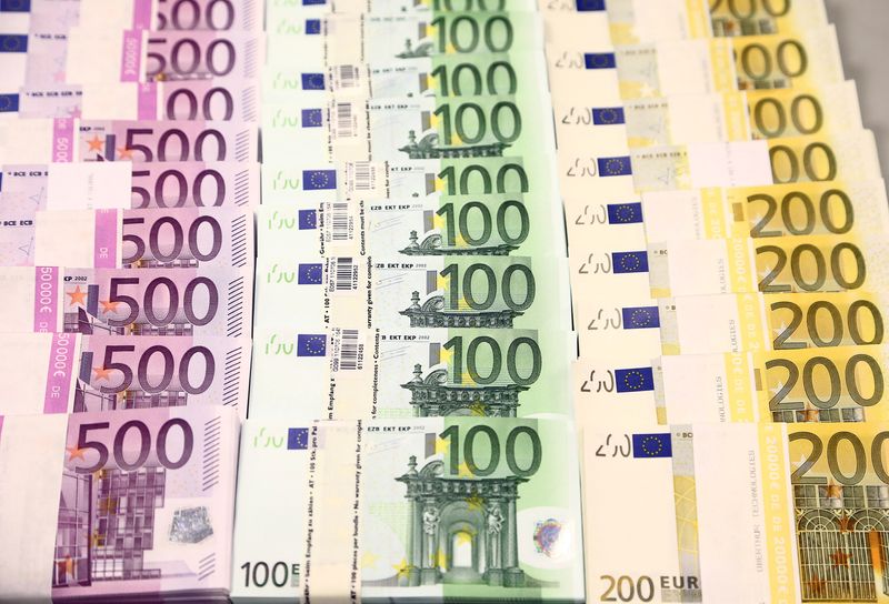 &copy; Reuters. FOTO DE ARCHIVO. Billetes de euro en el Banco Nacional de Croacia en Zagreb, Croacia. 21 de mayo de 2019. REUTERS/Antonio Bronic