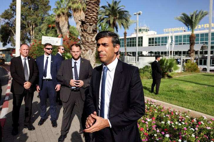 &copy; Reuters. El primer ministro británico, Rishi Sunak, habla con la prensa tras aterrizar en el aeropuerto internacional Ben Gurion en Lod, cerca de Tel Aviv, Israel. 19 octubre 2023. REUTERS/Ronen Zvulun