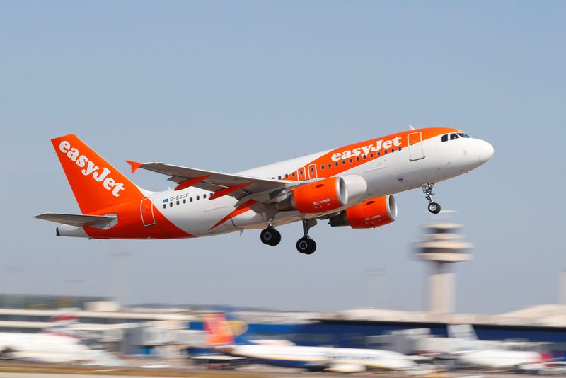 &copy; Reuters. FOTO DE ARCHIVO. Un avión Airbus A319-100 de EasyJet despega en el aeropuerto de Palma de Mallorca, Islas Baleares, España. 28 de julio de 2018. REUTERS/Paul Hanna