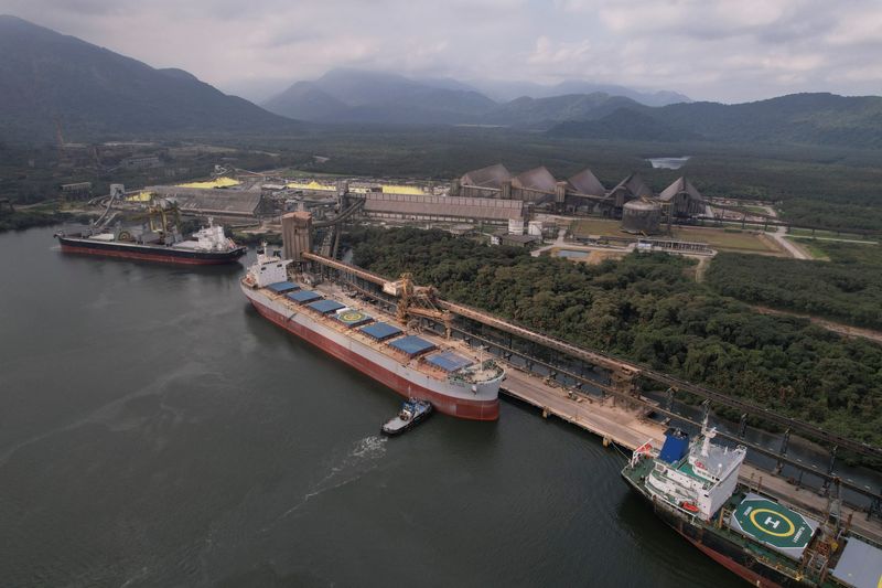 &copy; Reuters. Navios e armazéns contendo grãos e açúcar em terminal do porto de Santos
25/05/2023
REUTERS/Amanda Perobelli