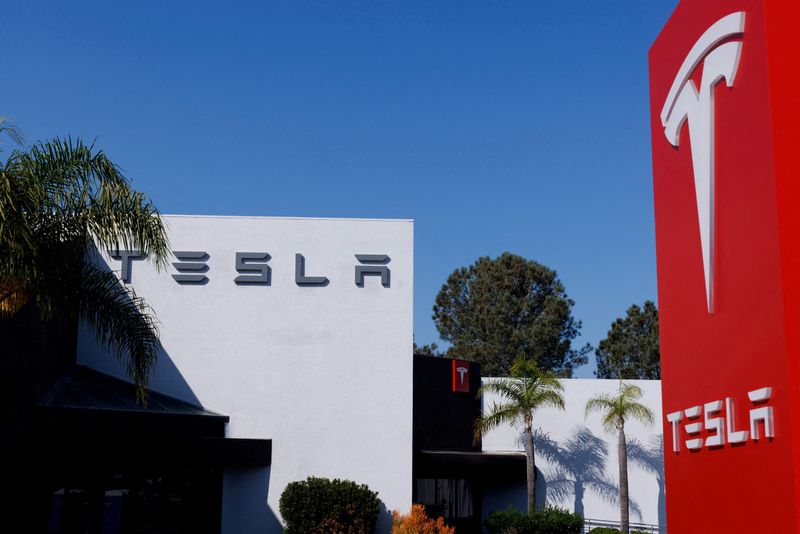 &copy; Reuters. Logo da Tesla em Encinitas, no Estado norte-americano da Califórnia
18/10/2023 REUTERS/Mike Blake