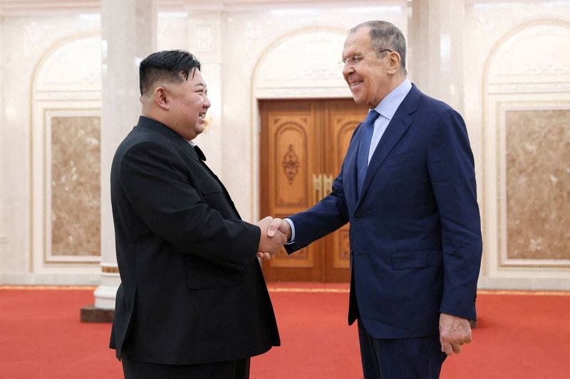 &copy; Reuters. Kim Jong Un e Sergei Lavrov em Pyongyang
 19/10/2023  Divulgação via REUTERS