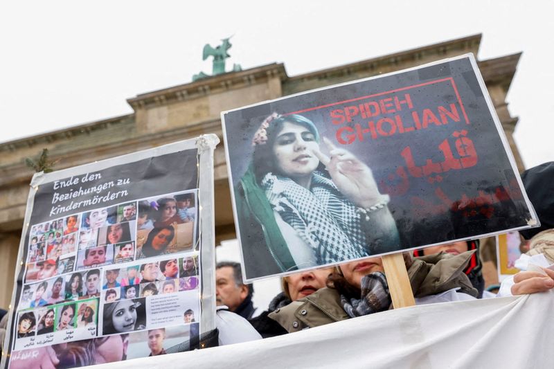 &copy; Reuters. أشخاص يشاركون في احتجاج مناهض للنظام الإيراني عقب مقتل مهسا أميني في برلين يوم العاشر من ديسمبر كانون الأول 2022. تصوير: ميشيل تانتوسي - رويترز