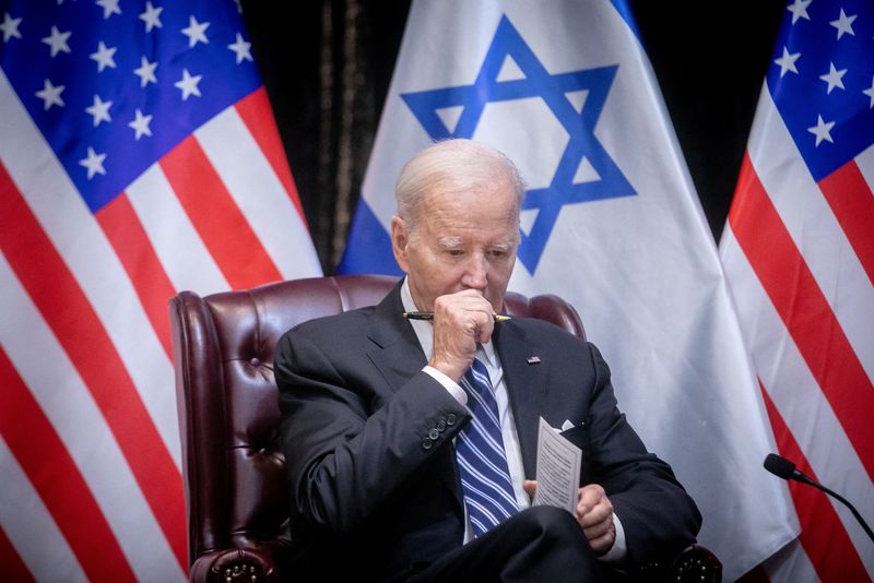 &copy; Reuters. Il presidente Usa Joe Biden durante un meeting con il presidente israeliano Benjamin Netanyahu a Tel Aviv. 18 ottobre 2023. Miriam Alster/Pool via REUTERS