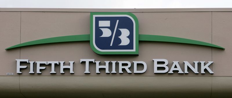 &copy; Reuters. FILE PHOTO: A branch location of Fifth Third Bank is shown in Boca Raton, Florida, January 21, 2010. REUTERS/Joe Skipper/File photo