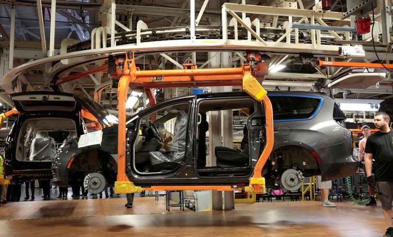 © Reuters. FILE PHOTO: FCA assembly workers work on 2019 Pacifica minivans at the FCA Windsor Assembly Plant in Windsor, Ontario, Canada October 5, 2018.  REUTERS/Rebecca Cook/File Photo