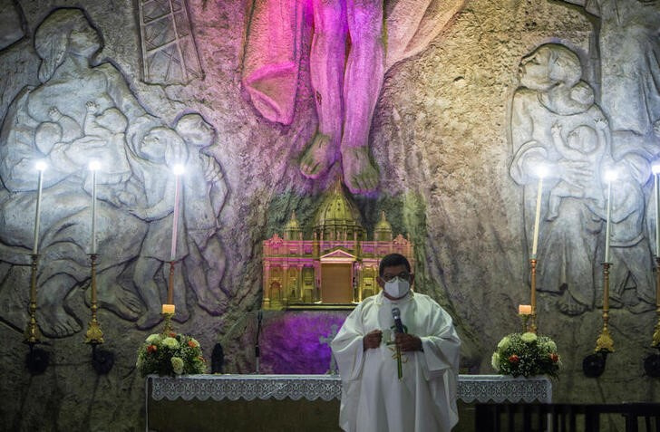 &copy; Reuters. Imagen de archivo de un sacerdote oficiando una misa en la parroquia de Santo Domingo de Guzmán, en Managua, Nicaragua. 2 agosto 2022. REUTERS/Maynor Valenzuela