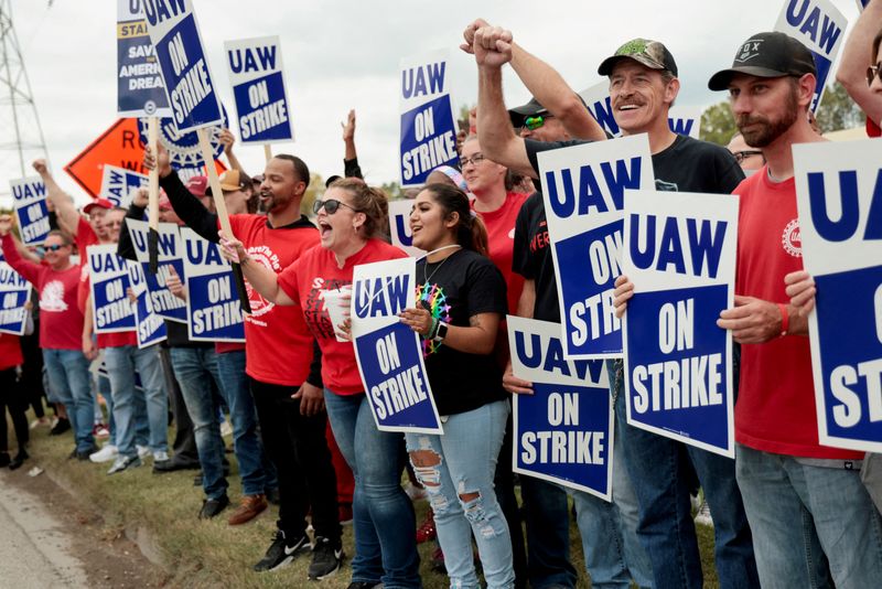 © Reuters. FILE PHOTO: Striking United Auto Workers (UAW) members from the General Motors Lansing Delta Plant picket in Delta Township, Michigan U.S.  September 29, 2023.    REUTERS/Rebecca Cook/File Photo