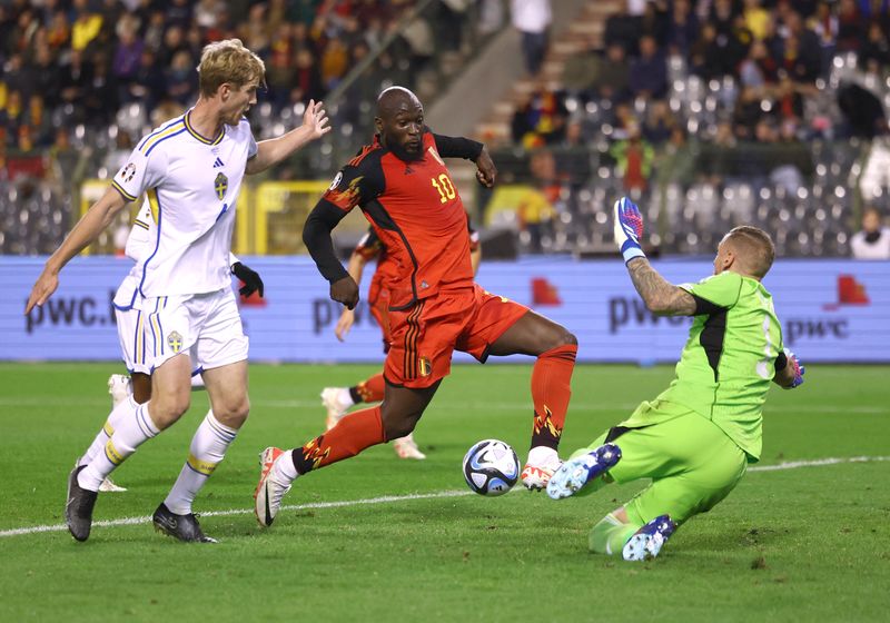 &copy; Reuters. FOTO DE ARCHIVO. Fútbol - Eliminatoria Euro 2024 - Grupo F - Bélgica vs Suecia - Estadio Rey Balduino, Bruselas, Bélgica - 16 de octubre de 2023 - El belga Romelu Lukaku disputa el balón con el sueco Robin Olsen. REUTERS/Yves Herman