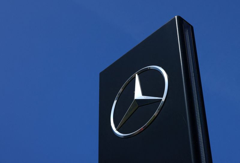 &copy; Reuters. FILE PHOTO: The logo of Mercedes-Benz is seen outside a Mercedes-Benz car dealer in Brussels, Belgium June 1, 2023. REUTERS/Yves Herman/File Photo