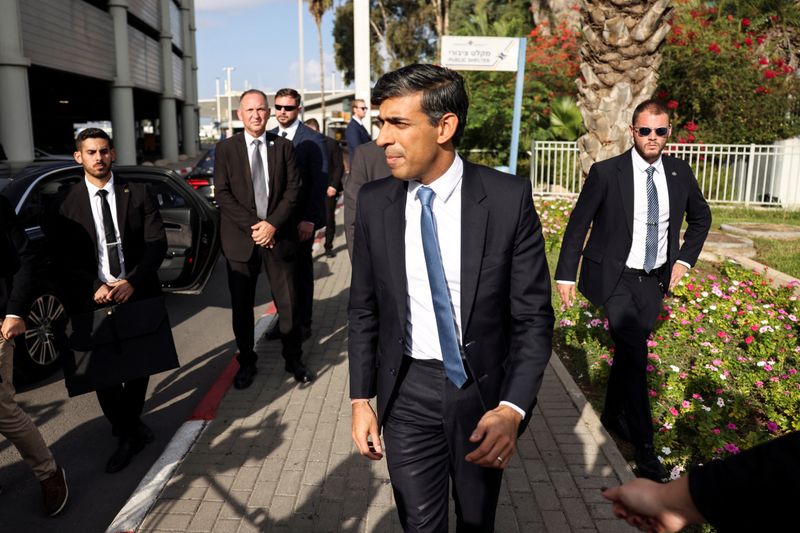 &copy; Reuters. El primer ministro británico, Rishi Sunak, camina tras aterrizar en el aeropuerto internacional Ben Gurion de Lod, cerca de Tel Aviv, Israel. 19 de octubre, 2023. REUTERS/Ronen Zvulun