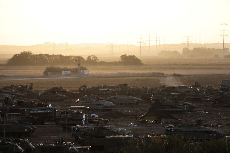 © Reuters. A formation of Israeli tanks and other military are positioned near Israel's border with the Gaza Strip, in southern Israel October 19, 2023. REUTERS/Violeta Santos Moura