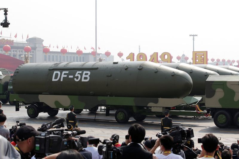 &copy; Reuters. مركبة حربية تحمل صواريخ دي.إف-5بي العابرة للقارات خلال عرض عسكري في بكين بصورة من أرشيف رويترز.