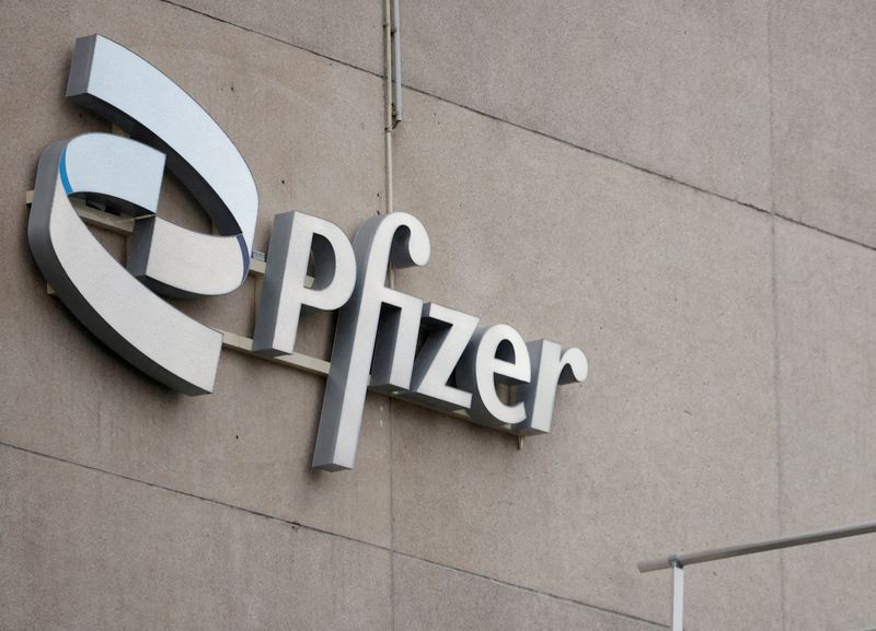 &copy; Reuters. FILE PHOTO: A  company logo is seen at a Pfizer office in Puurs, Belgium, December 2, 2022. REUTERS/Johanna Geron/File Photo