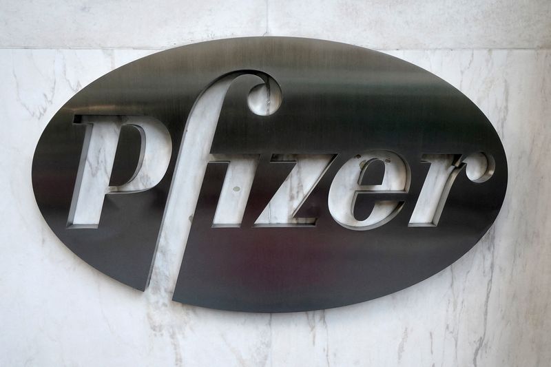 &copy; Reuters. Photo d'archives du logo de Pfizer. /Photo prise le 9 novembre 2020 à New York/REUTERS/Carlo Allegri