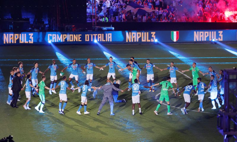 © Reuters. لاعبو نابولي يحتفلون بعد الفوز على سامبدوريا في المباراة بدوري الدرجة الأولى الإيطالي لكرة القدم يوم الرابع من يونيو حزيران 2023. تصوير: تشيرو دي لوكا - رويترز.
