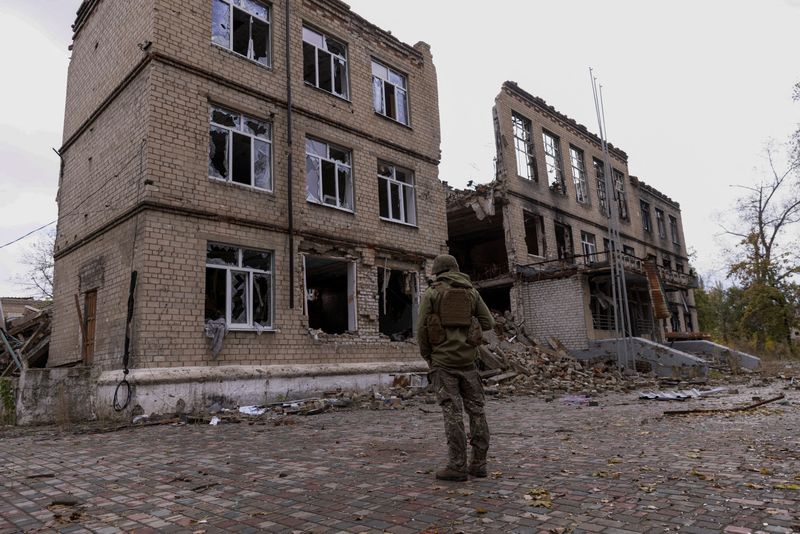 &copy; Reuters. FILE PHOTO: A police officer stands in front of a damaged building, amid Russia's attack on Ukraine, in the town of Avdiivka, Donetsk region, Ukraine October 17, 2023. REUTERS/Yevhen Titov/File Photo