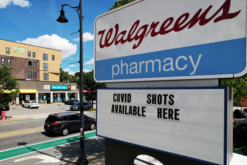&copy; Reuters. FILE PHOTO: A sign advertises COVID-19 (coronavirus) vaccine shots at a Walgreens Pharmacy in Somerville, Massachusetts, U.S., August 14, 2023.     REUTERS/Brian Snyder/File Photo