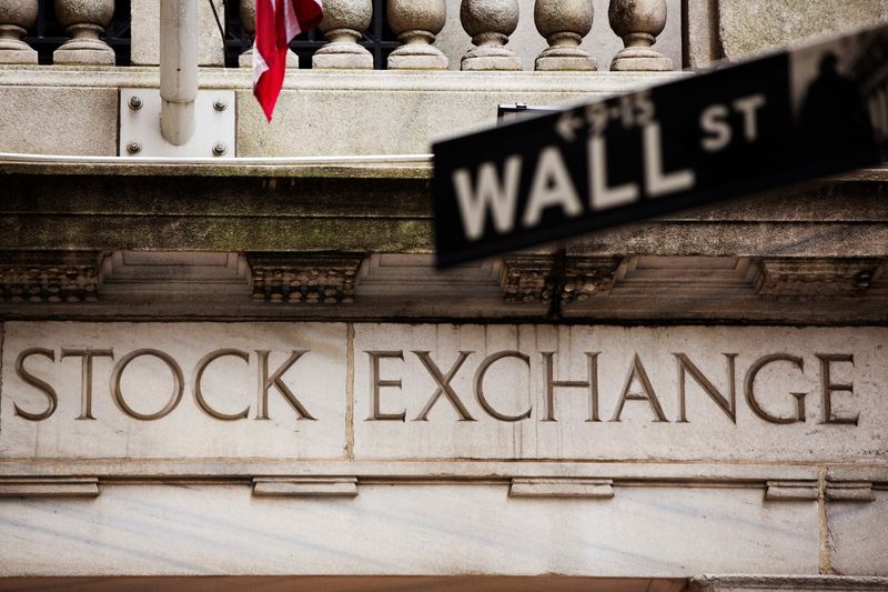 &copy; Reuters. Cartello di Wall Street di fronte al New York Stock Exchange. 8 maggio 2013. REUTERS/Lucas Jackson/File Photo