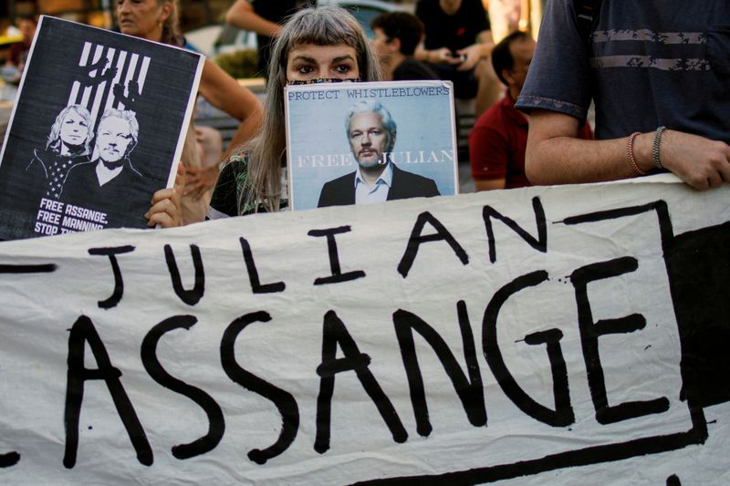 &copy; Reuters. FOTO DE ARCHIVO. Un partidario sostiene un cartel que representa a Julian Assange durante una protesta contra la extradición del fundador de WikiLeaks de Gran Bretaña a Estados Unidos, en Atenas, Grecia, el 20 de junio de 2022. REUTERS/Alkis Konstantini