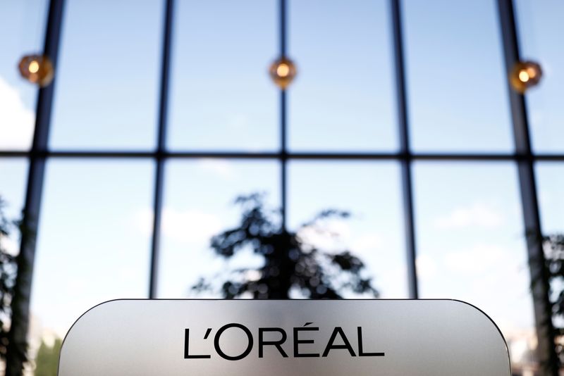 &copy; Reuters. FILE PHOTO: A L'Oreal logo is seen at the company's offices in Levallois-Perret, near Paris, France, May 7, 2021. REUTERS/Christian Hartmann/File Photo