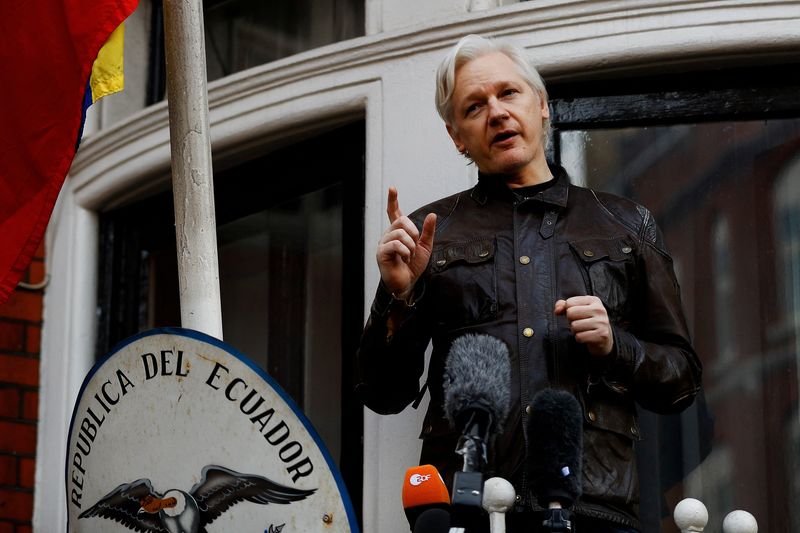 © Reuters. FILE PHOTO: WikiLeaks founder Julian Assange is seen on the balcony of the Ecuadorian Embassy in London, Britain, May 19, 2017. REUTERS/Peter Nicholls/File Photo