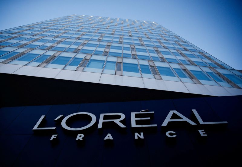 © Reuters. FILE PHOTO: The logo of French cosmetics group L'Oreal in the western Paris suburb of Levallois-Perret, France, February 7, 2020. REUTERS/Gonzalo Fuentes/File Photo
