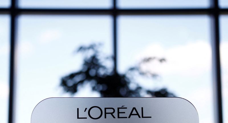 &copy; Reuters. Photo du logo de L'Oréal. /Photo prise le 7 mai 2021 à Levallois-Perret, France/REUTERS/Christian Hartmann