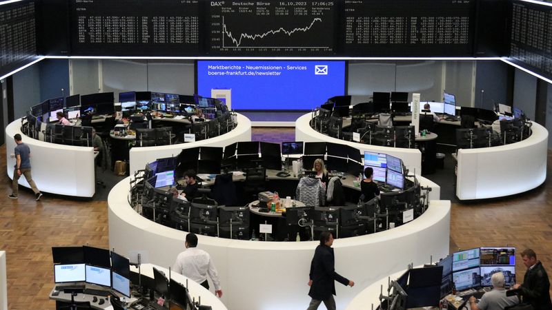 &copy; Reuters. شاشات تعرض بيانات مؤشر داكس الألماني في بورصة فرانكفورت يوم 16 أكتوبر تشرين الأول 2023. تصوير: رويترز.