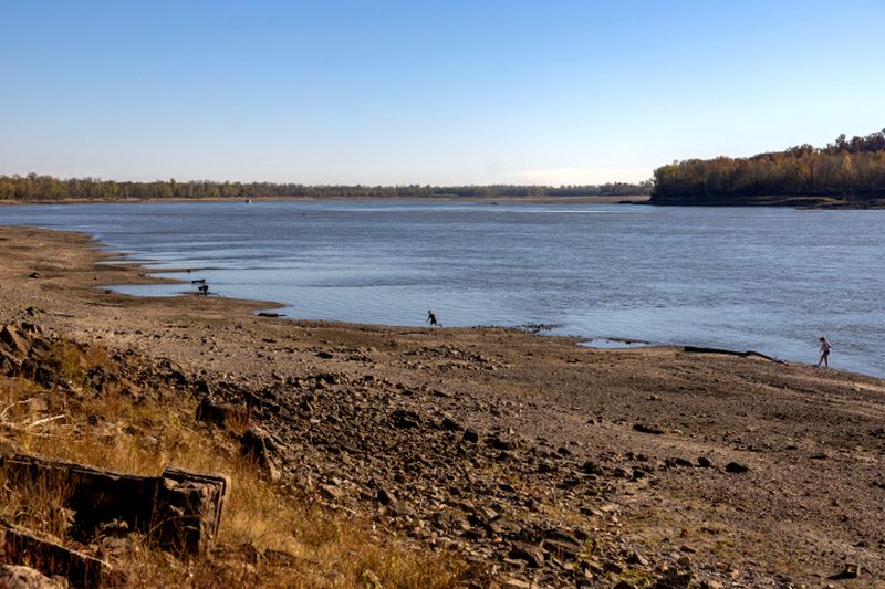 &copy; Reuters. FILE PHOTO: People walk along the banks of the Mississippi River in Grand Tower, Illinois, U.S., November 2, 2022. REUTERS/Evelyn Hockstein/File Photo