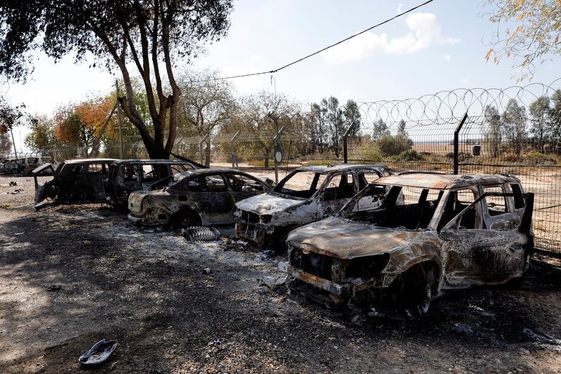 &copy; Reuters. Carros incendiados no Kibbutz Nir Oz após ataque do Hamas no sul de Israel
 19/10/2023    REUTERS/Amir Cohen