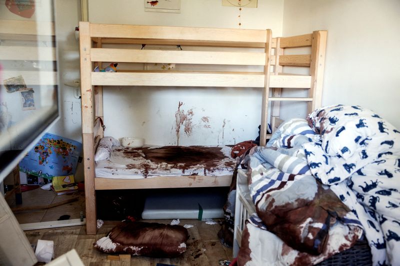 &copy; Reuters. Un dormitorio de niños manchado de sangre por todas partes en una casa familiar en el kibutz Nir Oz tras una infiltración mortal de hombres armados de Hamás desde la Franja de Gaza, en el kibutz Nir Oz, en el sur de Israel. 19 de octubre de 2023. REUTE