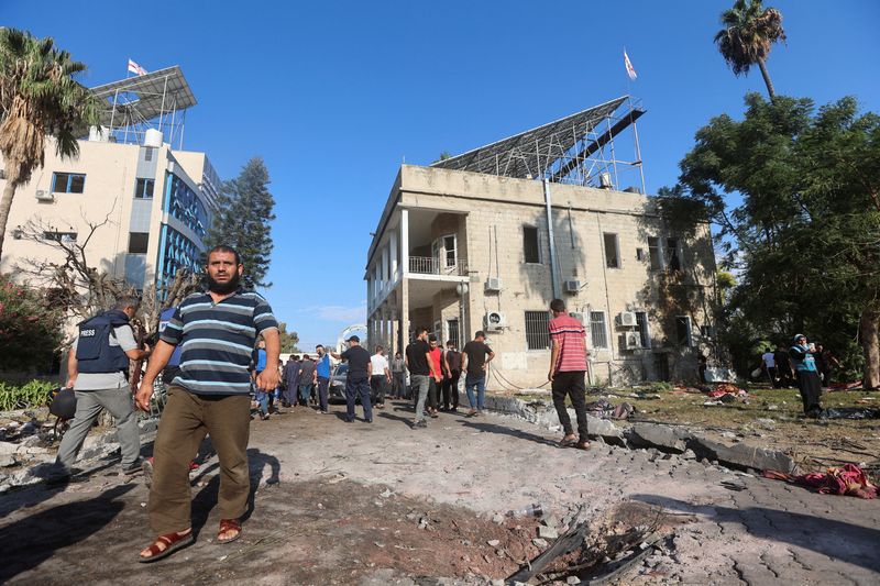 &copy; Reuters. Pessoas examinam área do hospital Al-Ahli em Gaza após explosão
18/10/2023
REUTERS/Ahmed Zakot