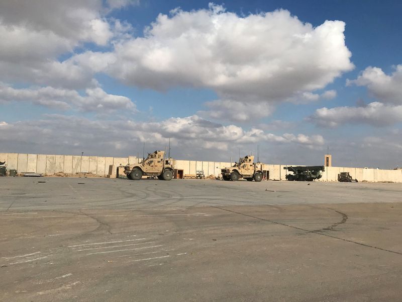 &copy; Reuters. FOTO DE ARCHIVO: Vehículos militares de soldados estadounidenses  en la base aérea de al-Asad en la provincia de Anbar, Irak. 13 de enero de 2020. REUTERS/John Davison/