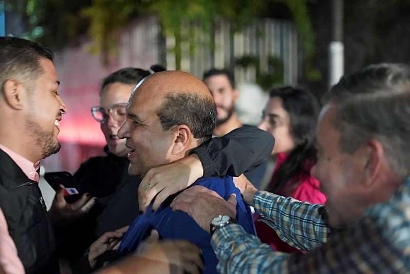 © Reuters. Venezuelan journalist Roland Carreno of the opposition party Popular Will is being greeted by family members and colleagues after he was released from prison, in Caracas, Venezuela October 19, 2023.  REUTERS/Luis Gonzalo Perez 