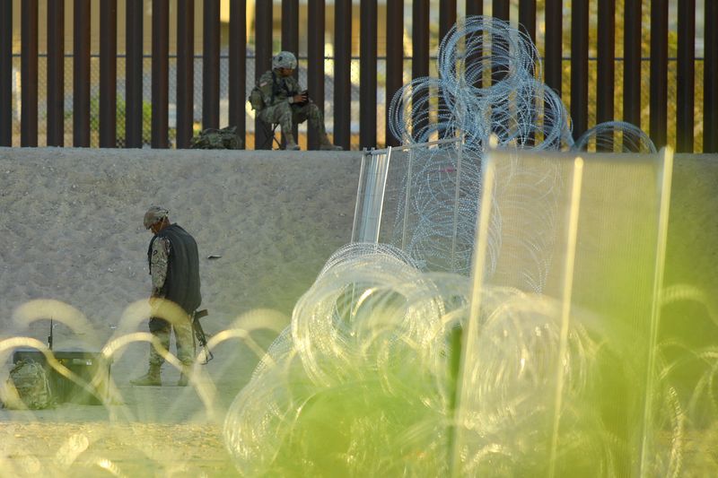 &copy; Reuters. Miembros de la Guardia Nacional de Texas montan guardia a orillas del río Bravo, frontera entre Estados Unidos y México, para evitar que los migrantes crucen a Estados Unidos, visto desde Ciudad Juárez, México. 18 de octubre de 2023. REUTERS/José Lui