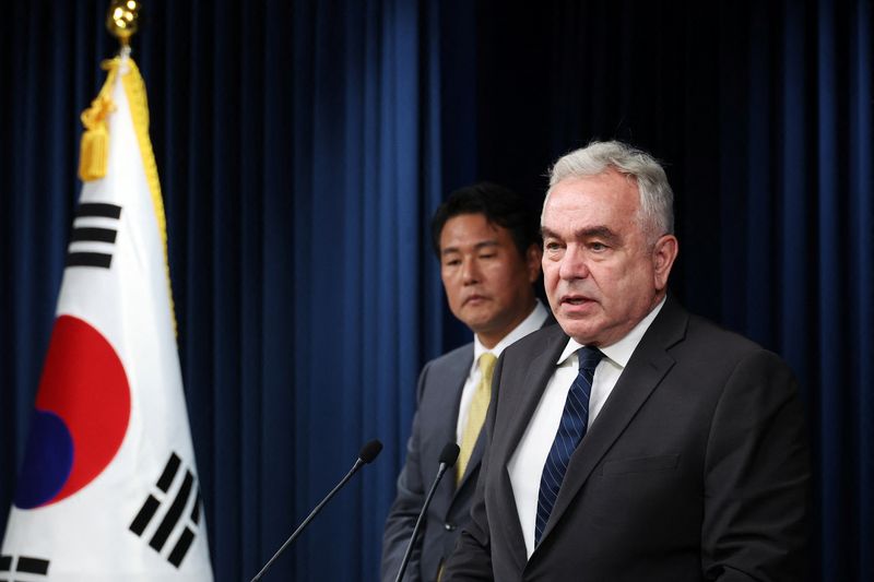 &copy; Reuters. U.S. National Security Council Coordinator for Indo-Pacific Affairs Kurt Campbell speaks as Principal Deputy National Security Adviser Kim Tae-hyo looks on during a press conference at the Presidential Office in Seoul, South Korea, July 18, 2023.   REUTER