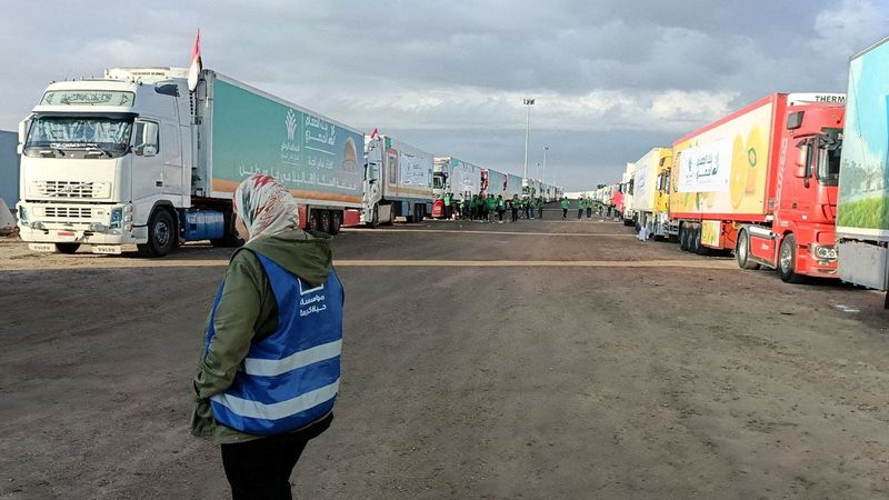 &copy; Reuters. Caminhões com ajuda humanitária de ONGs egípcias para os palestinos aguardam a reabertura  da passagem de Rafah, do lado do Egito
17/10/2023
REUTERS/Stringer